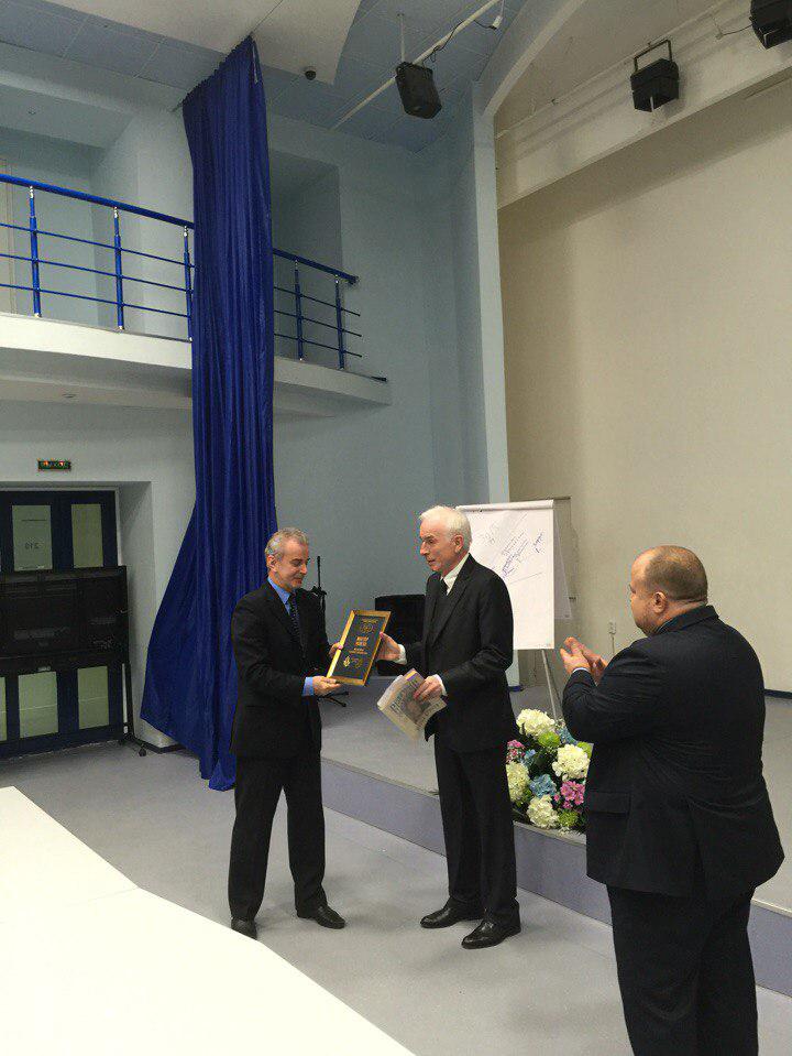 ректор ЮУ ИУБиП и директор МШБ вручает памятный приз Владимиру Мельникову