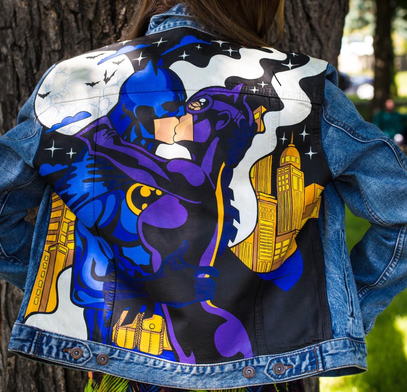 Фото джинсовой куртки с супергероями хенд мейд