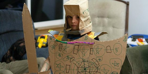 Детский день рождения: сделайте замок и мечи из картонных коробок
