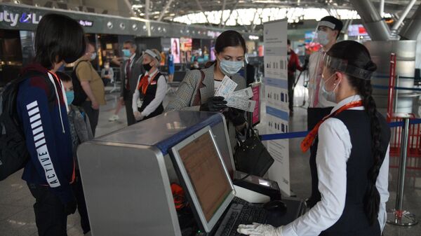Пассажиры проходят паспортный контроль в международном аэропорту Внуково 