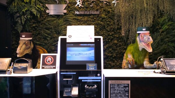 Роботы-динозавры на стойке регистрации в Henn na Hotel в Японии