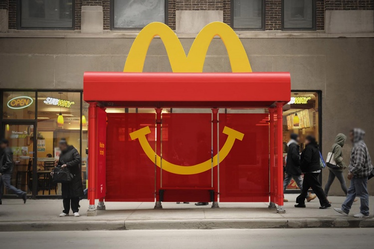 Креативная реклама Макдональдс на автобусной остановке