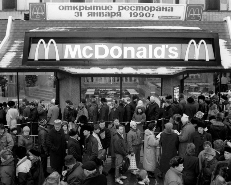 Очередь в первый московский Макдональдс