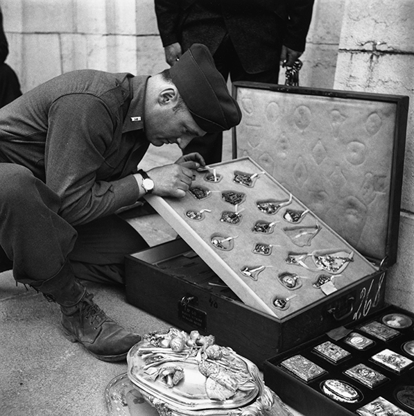 Куратор изобразительного искусства Метрополитен-музея в Нью-Йорке, рассматривает коллекцию ювелирных украшений Ротшильдов, которая была украдена нацистами и найдена в австрийском замке в конце Второй мировой войны, май 1945 года
