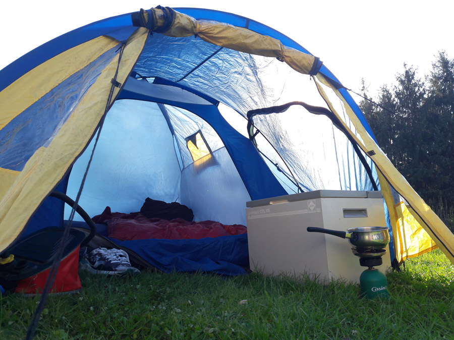 Вид нашей палатки. Слева насос, справа холодильник и горелка с кастрюлей