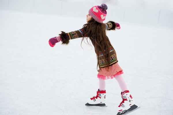Девочка на коньках