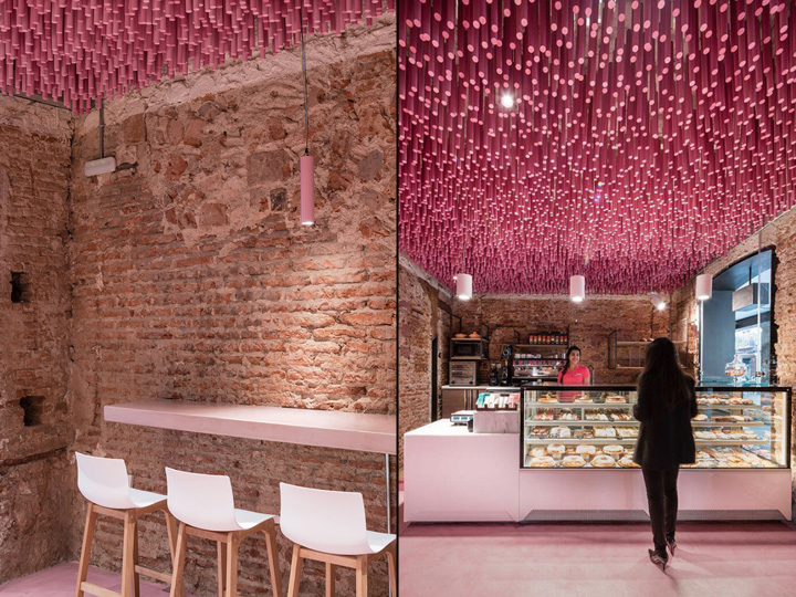 Дизайн розовых потолочных светильников в виде трубочек в интерьере кафе-кондитерской