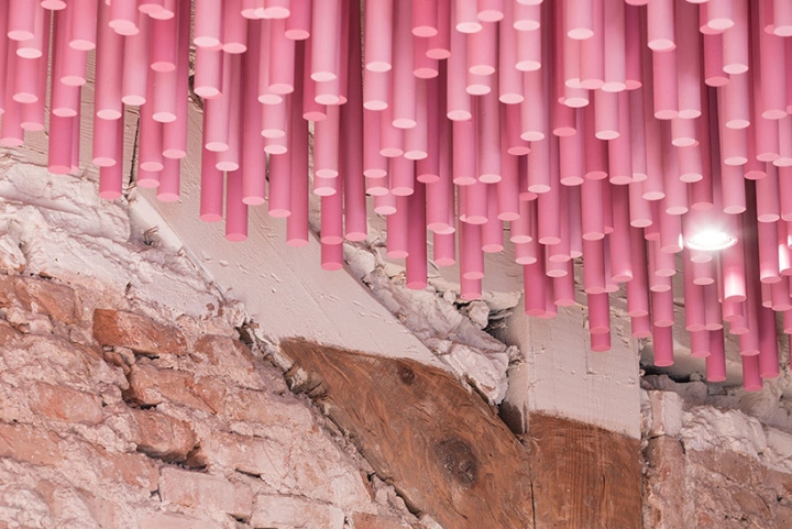 Необычный декор потолка розовыми палочками в интерьере кафе-кондитерской