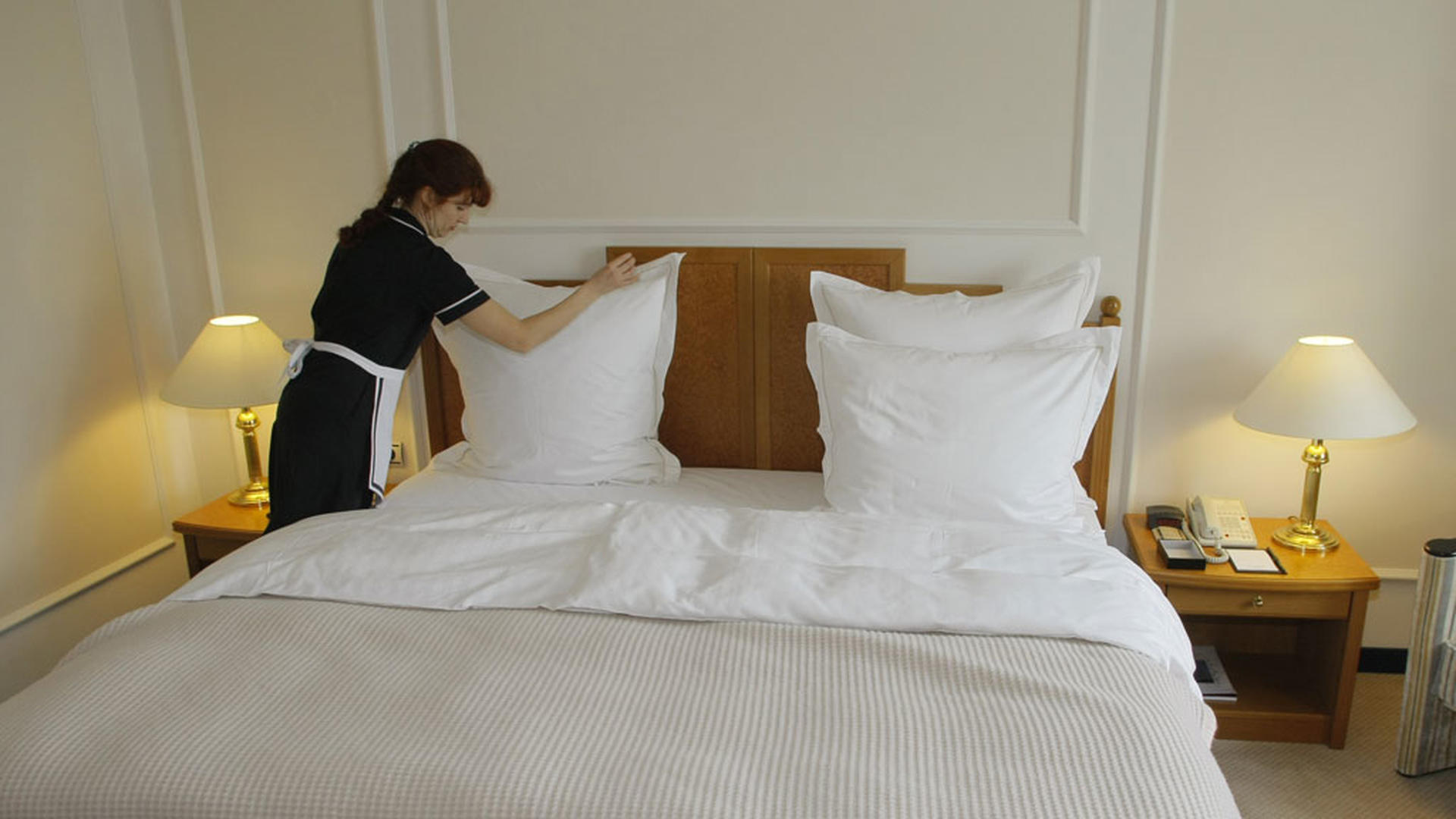 Уборка кровати в гостинице