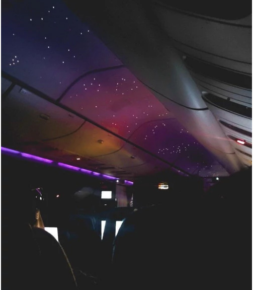 ночное небо в салоне самолета