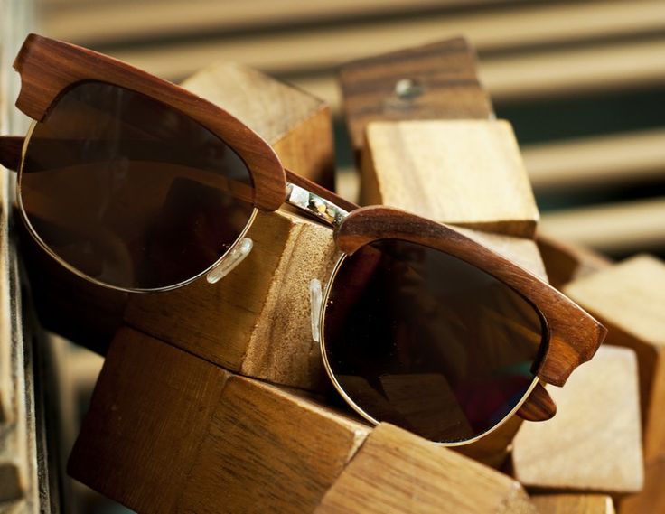модные очки в деревянной оправе