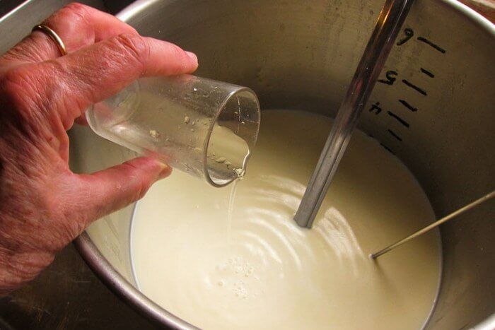 Добавление в молоко фермента для сыра.