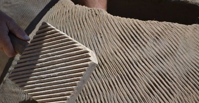Уплотнение влажных глиняных стенок тандыра