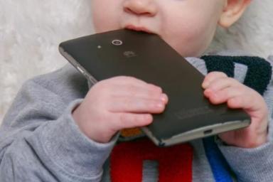 Эксперты рассказали об опасности смартфонов для детей