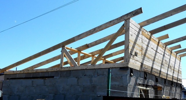 Строительство свинарника с односкатной крышей