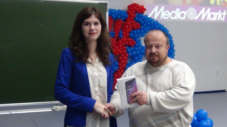 Аркадий Мурзаев вручает приз т спонсора МедиаМаркт победителю конкурса Бизнес Драйв Международной школы бизнеса