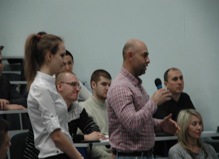 Слушатели задают вопросы Владимиру Мельникову в Международной школе бизнеса